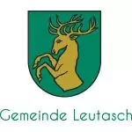 Ein goldener Hirsch auf grünem Schild mit dem Text "Gemeinde Leutasch" darunter; Wappen der Gemeinde Leutasch, das die starke Partnerschaft innerhalb der Gemeinde symbolisiert.