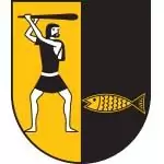 Ein geteiltes Schild mit einem Partnermotiv: auf der linken gelben Hälfte ein Mann, der eine Keule hält; auf der rechten schwarzen Hälfte ein Fisch.