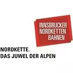 Rotes rechteckiges Logo mit weißem Text "INNSBRUCKER NORDKETTEN BAHNEN" über schwarzem Text "NORDKETTE. DAS JUWEL DER ALPEN" auf weißem Hintergrund, der die Marke als Ihren Partner für unvergessliche alpine Erlebnisse hervorhebt.