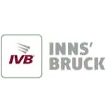 Logo der Innsbrucker Verkehrsbetriebe (IVB) mit den IVB-Initialen in Rot, einer weißen Hand darüber und dem Text "INNS' BRUCK" in Grau rechts daneben, der die nahtlose Anreise für alle Fahrgäste symbolisiert.
