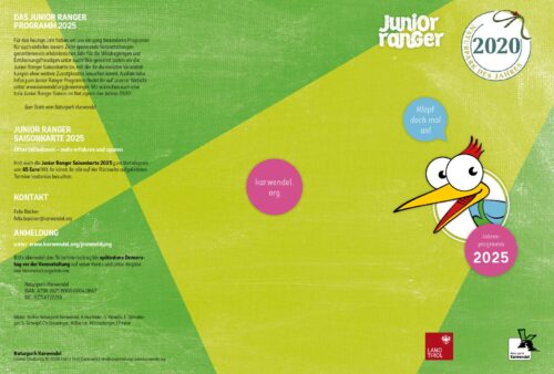 Broschüre des Junior-Ranger-Programms mit grünem Hintergrund, Informationstext auf der linken Seite, einem Cartoon-Vogel auf der rechten Seite und dem Hinweis "Junior Ranger 2025" sowie Angaben zur Website.