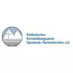 Logo des Katholischen Kreisbildungswerks Garmisch-Partenkirchen e.V. mit stilisierten Bergen, einem Kreuz und horizontalen Linien, die seine Rolle als Partner in der Bildung symbolisieren. Der Name der Organisation erscheint in blauer Schrift.