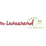 Logo für "Der Leutascherhof das Biohotel" mit stilisierten grünen Blättern, gepunkteten Akzenten und einem dezenten Partnermotiv.