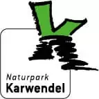 Logo für den Naturpark Karwendel mit einem großen grünen "K" mit schwarzen Pinselstrichen und dem Text "Naturpark Karwendel" darunter, zum Download verfügbar.