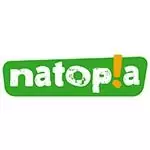 Ein grünes, rechteckiges Logo mit dem Wort "natopia" in weißen Kleinbuchstaben; das "i" wird durch ein Ausrufezeichen ersetzt, das die Begeisterung und die Partnerschaft symbolisiert, die im Mittelpunkt der Identität von natopia stehen.