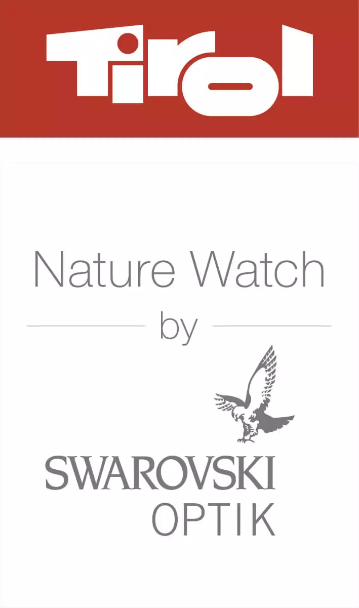 Oben das rot-weiße Logo mit der Aufschrift "Tirol", darunter der Text "Nature Watch by Swarovski Optik" und die Abbildung eines fliegenden Vogels - perfekt für Ihre nächste Naturführung oder Wanderung.