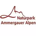 Logo für den Naturpark Ammergauer Alpen mit einem stilisierten roten Bergumriss über den Worten "Naturpark Ammergauer Alpen" in roter Schrift auf weißem Hintergrund.