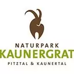 Das Logo des Naturparks Kaunergrat zeigt einen stilisierten Steinbock über dem Parknamen, darunter in kleinerer Schrift "Pitztal & Kaunertal", um den Status als stolzer Partner der Region zu unterstreichen.