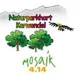 Logo mit dem Schriftzug "Naturparkhort Karwendel mosaik 4.14" mit zwei Bäumen, einem fliegenden Vogel und einer schwachen Bergkontur im Hintergrund, das den Status als stolzer Partner der Region unterstreicht.