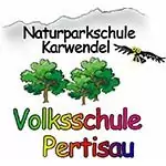 Logo mit "Naturparkschule Karwendel" über zwei Bäumen und einem Adler, darunter "Volksschule Pertisau" in bunten Buchstaben. Umrissene Berge bilden den Hintergrund und betonen die Rolle der Schule als stolzer Partner der Naturerziehung.