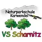 Logo mit Bergumriss, einem Adler, zwei grünen Bäumen und dem Text "Naturparkschule Karwendel" und "VS Scharnitz" in bunten Buchstaben, die die Rolle der Schule als stolzer Partner der Naturerziehung hervorheben.