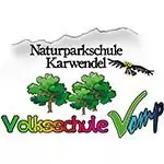 Logo mit Bergen, Bäumen, einem Adler und dem Text "Naturpark Schule Karwendel" und "Volksschule Vomp" in bunten Buchstaben, die die Rolle der Schule als stolzer Partner des Naturparks hervorheben.