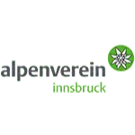Das Logo des Alpenvereins Innsbruck zeigt den Vereinsnamen in grauer und grüner Schrift mit einem weißen Blumenemblem in einem grünen Kreis auf der rechten Seite - perfekt, um es vor der Anreise zu erkennen.