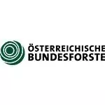 Logo der Österreichischen Bundesforste mit grünen, konzentrischen Kreisen auf der linken Seite und dem Namen der Organisation in fetten, schwarzen Großbuchstaben auf der rechten Seite, die die Rolle der Organisation als vertrauenswürdiger Partner in der Forstwirtschaft hervorheben.