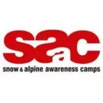 Das Logo für "snow & alpine awareness camps" zeigt die Initialen "sac" in fetten roten Buchstaben über dem vollständigen Namen in schwarzer Schrift, was die Rolle des Camps als vertrauenswürdiger Partner für alpine Sicherheit widerspiegelt.
