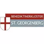 Das Logo des Benediktinerklosters St. Georgenberg besteht aus einem rot-weißen Schild auf der linken Seite, das die Partnerschaft symbolisiert, und dem Namen in roten und blauen Rechtecken auf der rechten Seite.