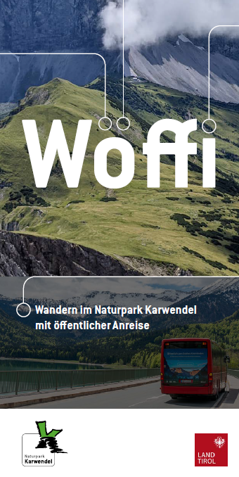 Ein roter Linienbus fährt auf einer Straße unter grünen Bergen im Naturpark Karwendel, mit deutschem Text, der für das Wandern mit öffentlichen Verkehrsmitteln wirbt.