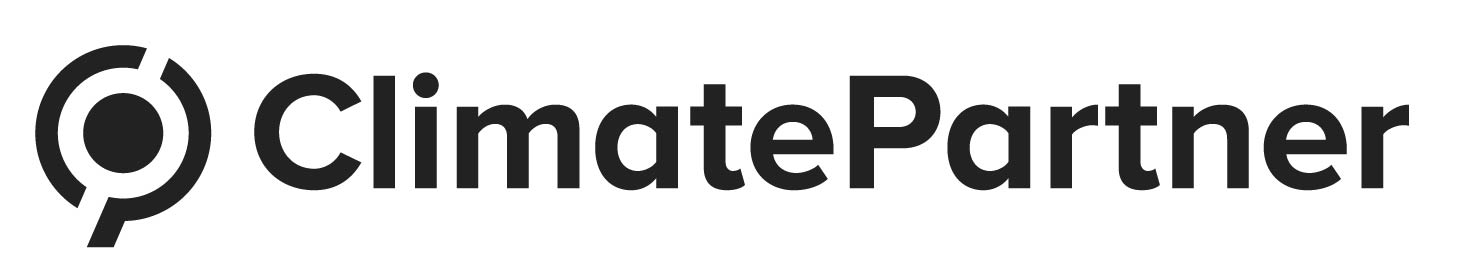 ClimatePartner-Logo mit einem runden Klima-Symbol auf der linken Seite und dem Firmennamen in fetten schwarzen Buchstaben auf weißem Hintergrund.