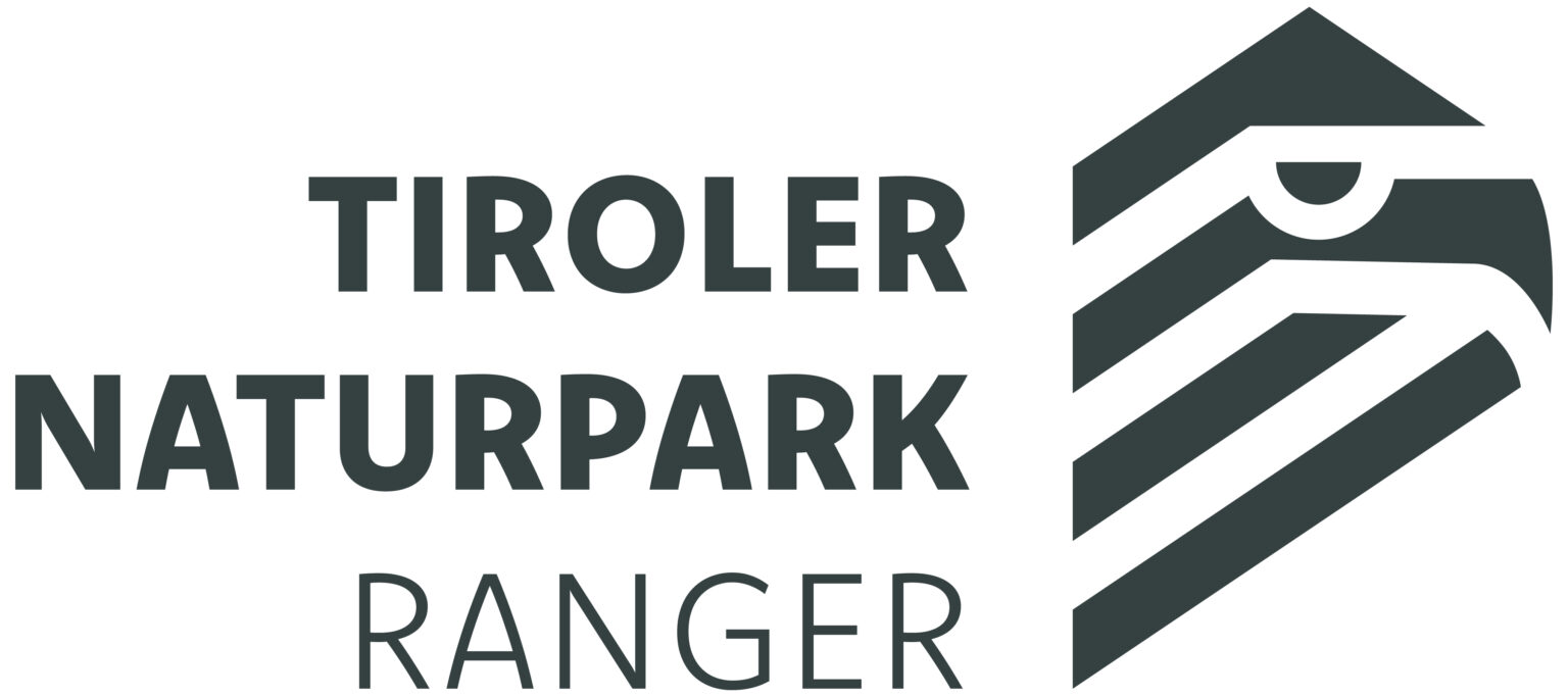 Logo mit dem Schriftzug "Tiroler Naturpark Ranger" neben einer stilisierten Adlerkopfgrafik, die mit ihren geometrischen Formen den Geist eines Naturpark Rangers widerspiegelt.