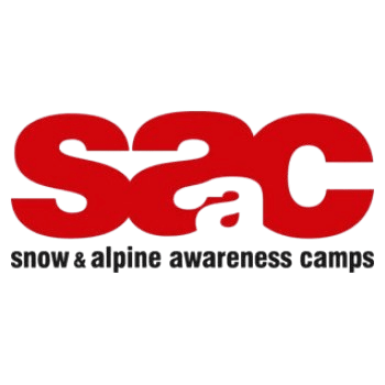 Logo für Snow & Alpine Awareness Camps (SAC), mit fettgedrucktem rotem "SAC"-Text über "Snow & Alpine Awareness Camps" in schwarzen Buchstaben auf weißem Hintergrund - perfekt für Mountainbiker und Liebhaber alpiner Abenteuer.