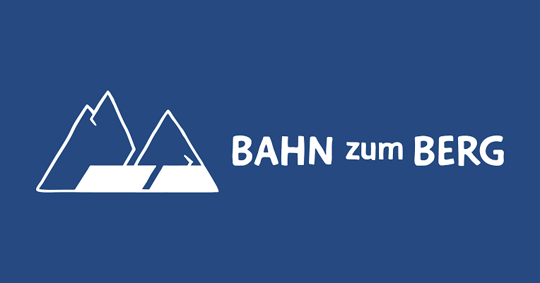 Weiße Umrisse von zwei Bergen und einer Bahnstrecke auf blauem Hintergrund, rechts davon der Text „BAHN zum BERG“ – ein einladendes Symbol für eine nachhaltige Anreise in die Berge mit dem Zug.